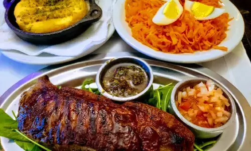Bife de Chorizo con chimichurri, provoleta y criolla
