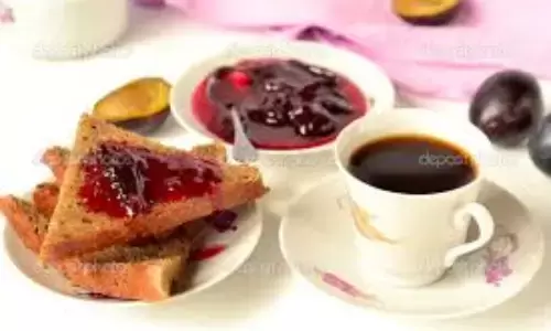 Desayuno con tostadas y mermelada Laureana